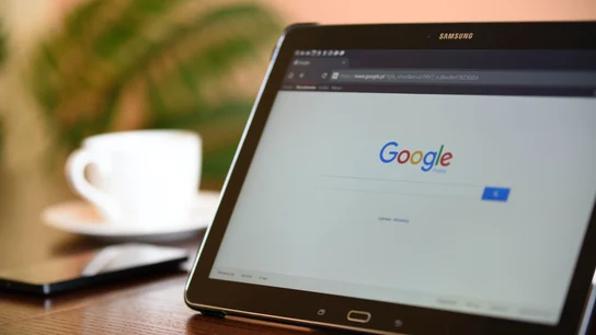 Imagen de archivo de una tablet con el buscador de Google abierto Imagen de archivo de una tablet con el buscador de Google abierto