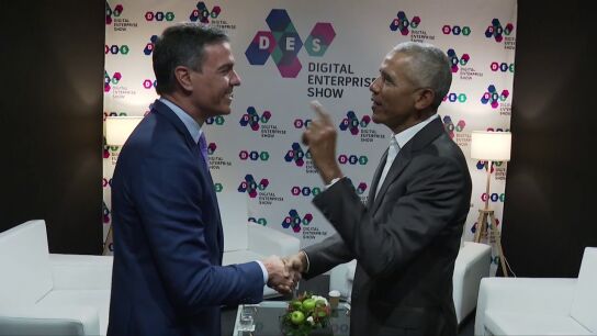 La broma de Barack Obama a Pedro S&aacute;nchez en su encuentro en M&aacute;laga: "&iquest;C&oacute;mo parezco m&aacute;s viejo y t&uacute; m&aacute;s joven?"