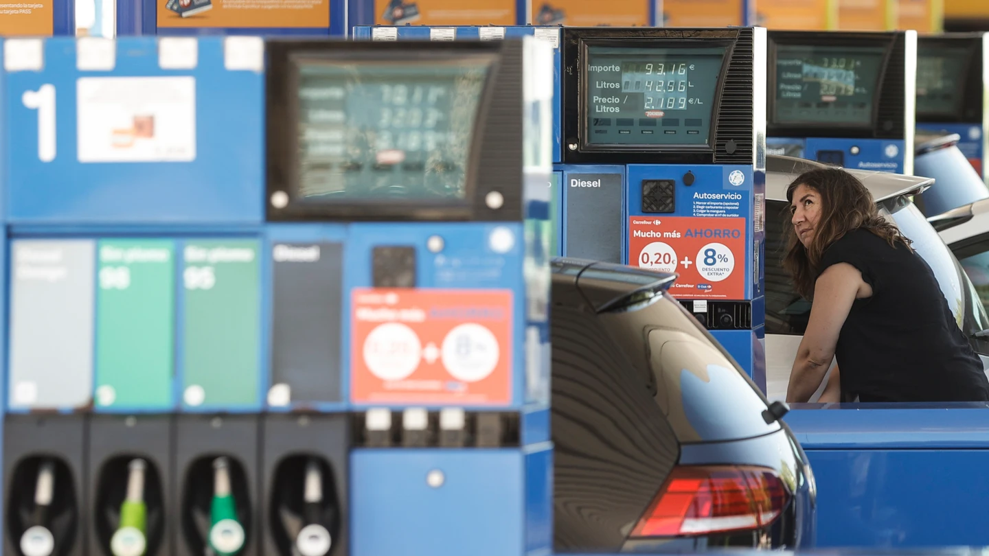 Una mujer echa gasolina a su coche Una mujer echa gasolina a su coche