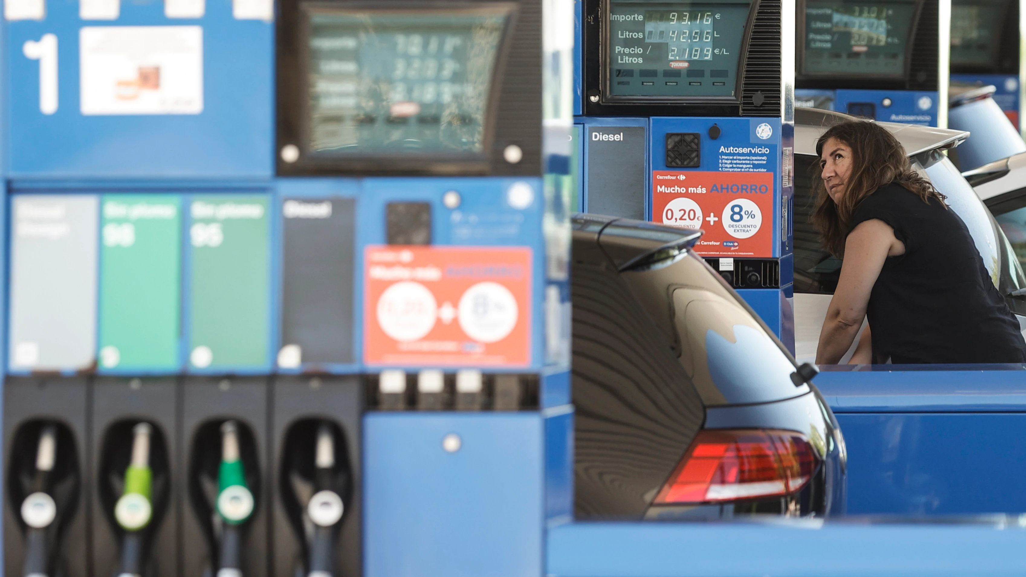 Una mujer echa gasolina a su coche