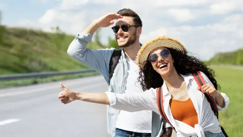 Una pareja haciendo autostop Una pareja haciendo autostop