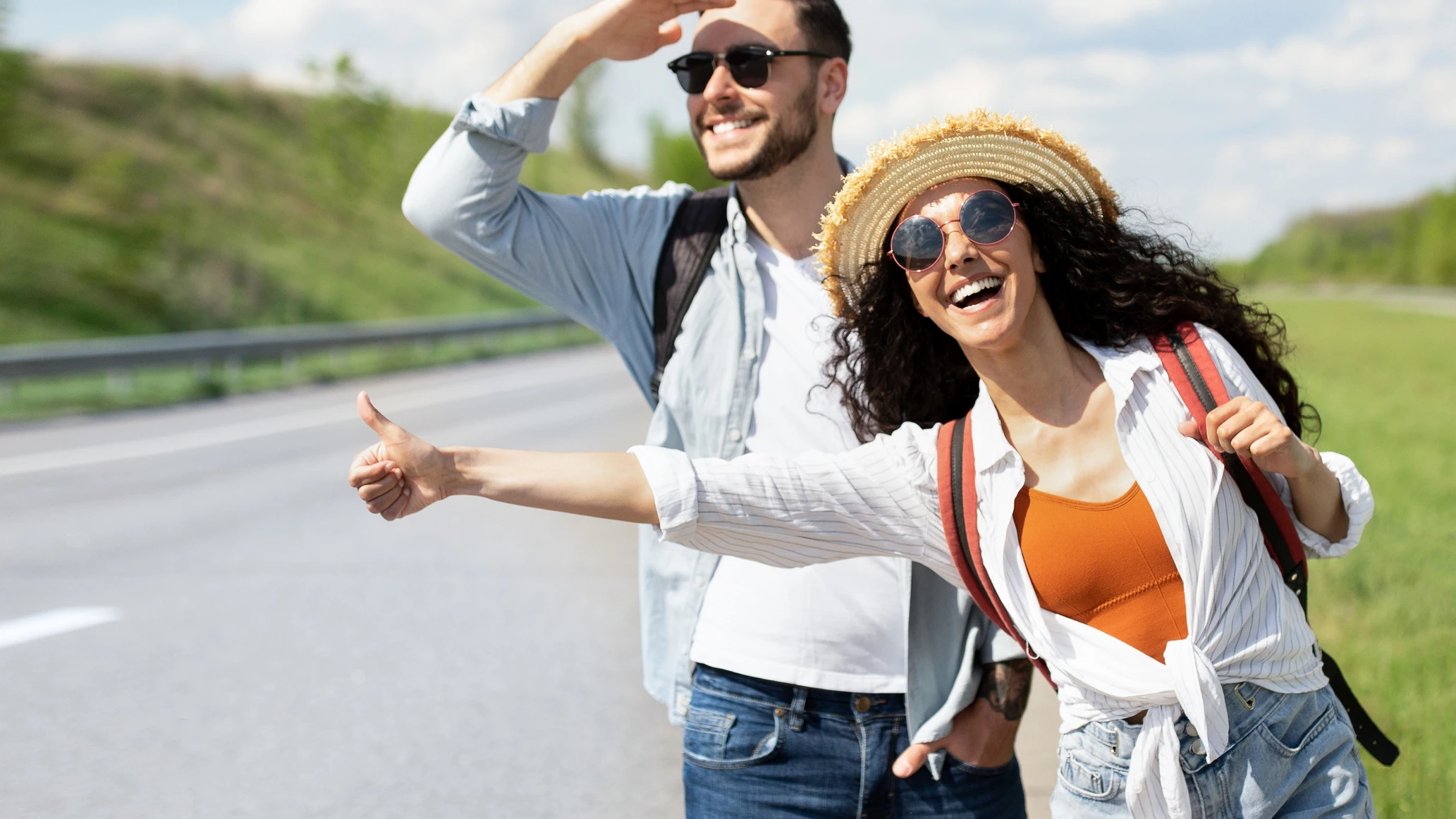 Una pareja haciendo autostop