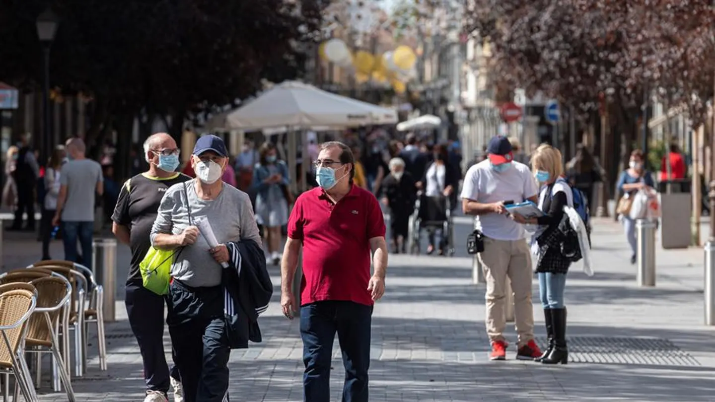Varias personas pasean por mascarilla. Datos Covid: Sanidad notifica 131 muertes y la incidencia en mayores sube 11 puntos