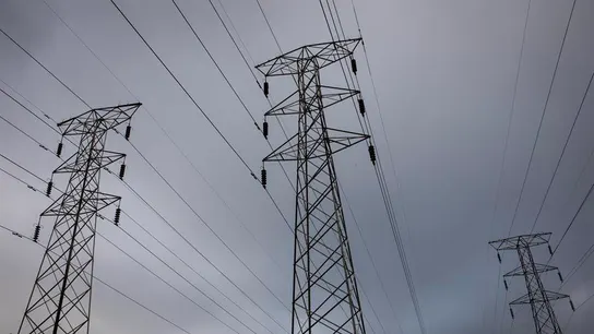 Fotografía de un tendido eléctrico. El precio de la luz sube 10 euros el día del estreno del tope al gas