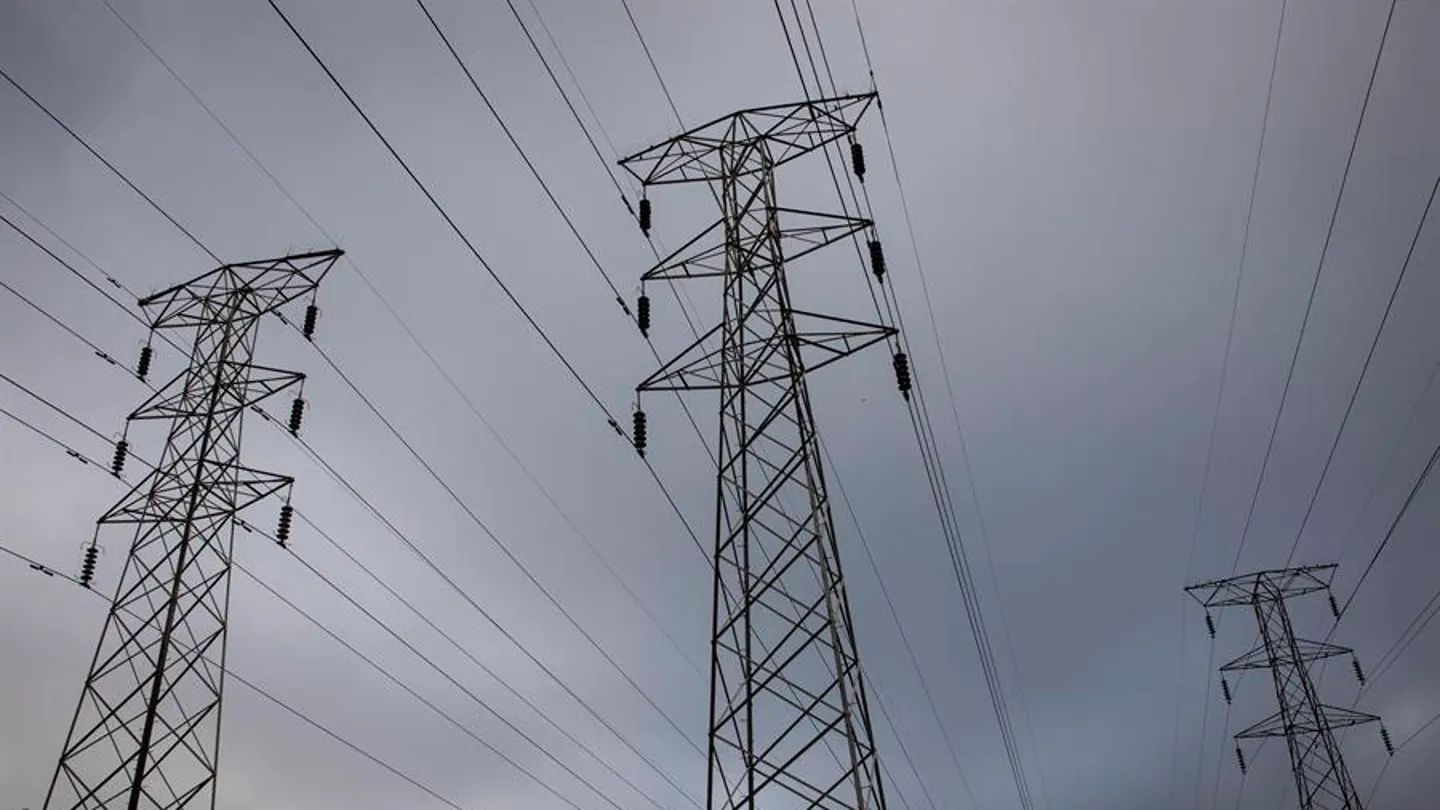 Fotografía de un tendido eléctrico. El precio de la luz sube 10 euros el día del estreno del tope al gas