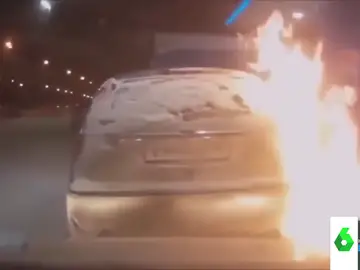 El vídeo que refleja el peligro de tener un mechero encendido en una gasolinera