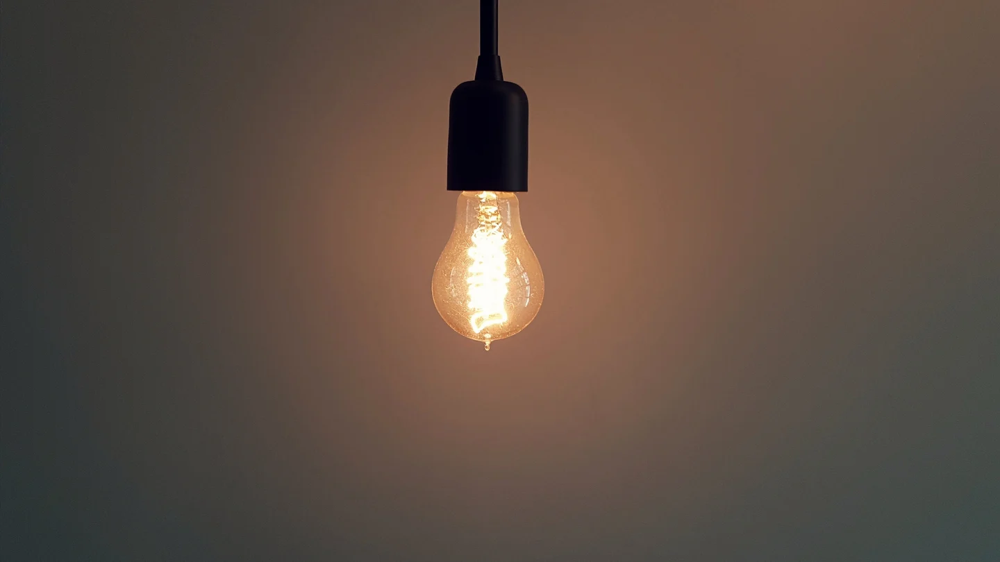 Una bombilla encendida Por qué sigue subiendo el precio de la luz