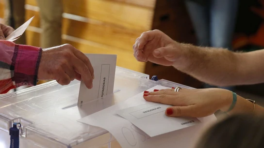 Fotografía de archivo de una urna electoral. Guía para votar en las elecciones de Andalucía: horario y claves