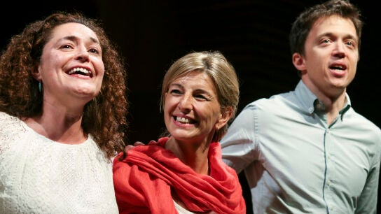 Inma Nieto (Por Andaluc&iacute;a), Yolanda D&iacute;az (Unidas Podemos) e &Iacute;&ntilde;igo Errej&oacute;n (M&aacute;s Pa&iacute;s), en un acto electoral en M&aacute;laga