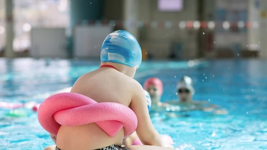 Imagen de archivo de varios niños en una piscina Imagen de archivo de varios niños en una piscina