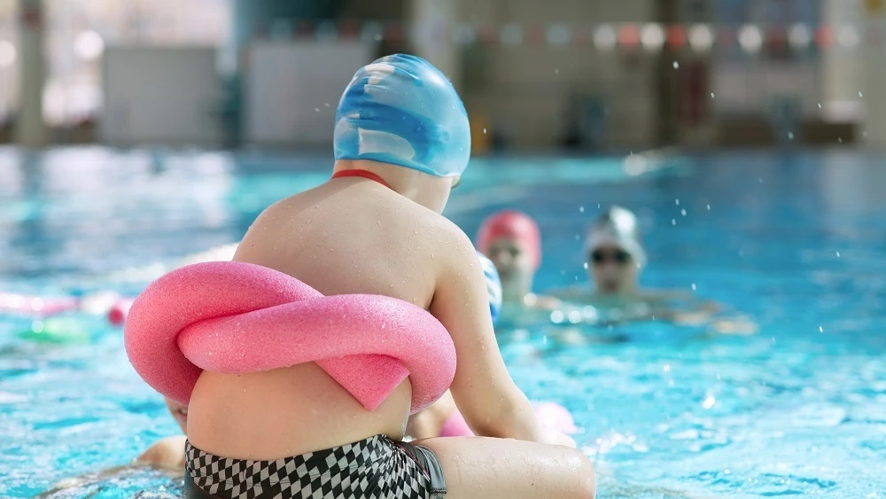 Imagen de archivo de varios niños en una piscina