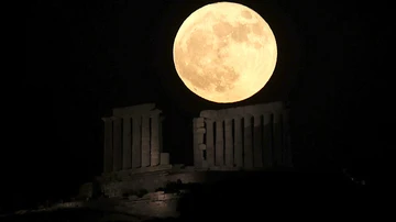 Luna de fresa en Atenas