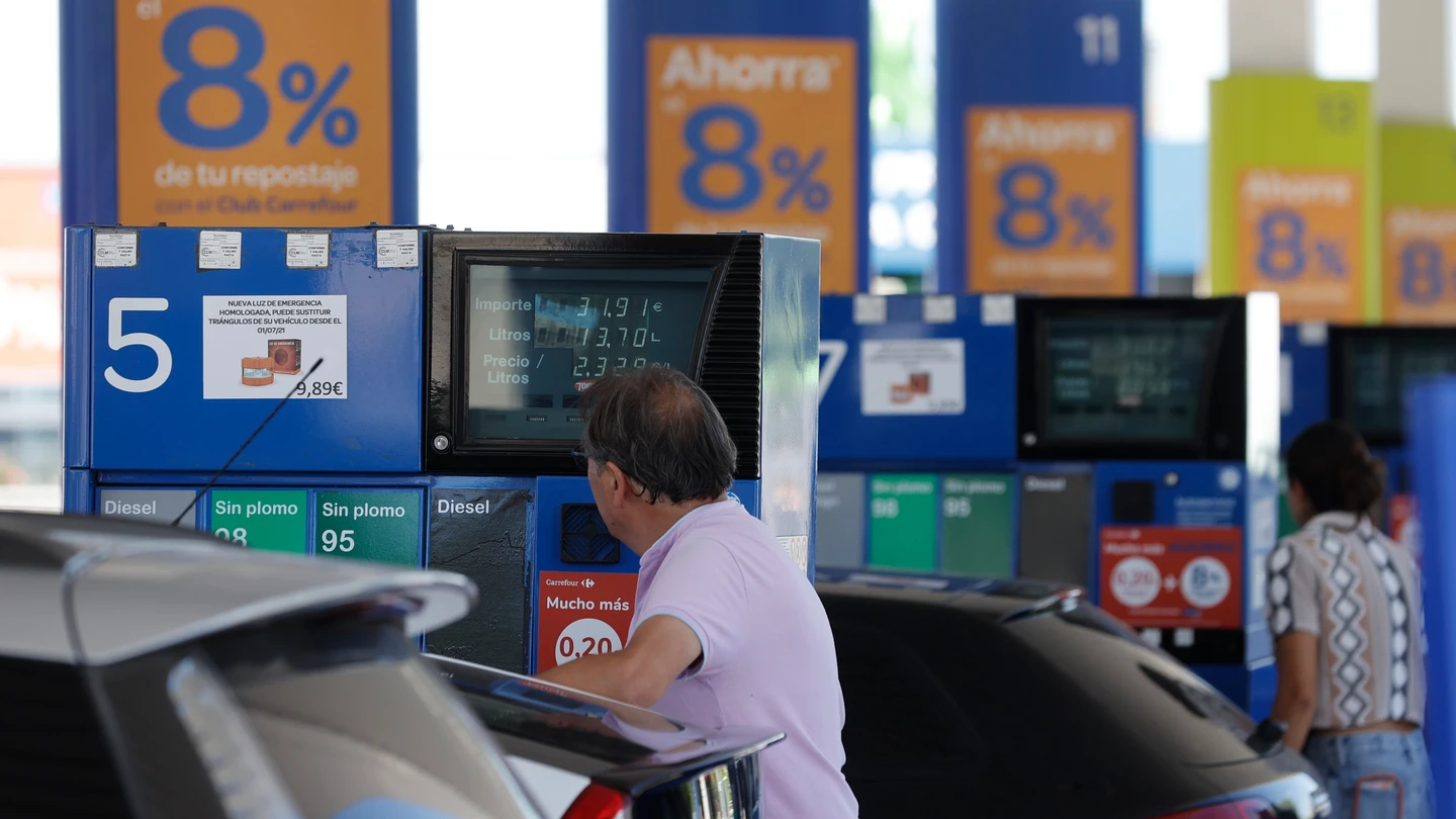 Dos personas repostan en una gasolinera de Madrid, en una imagen de archivo. Dos personas repostan en una gasolinera de Madrid, en una imagen de archivo.
