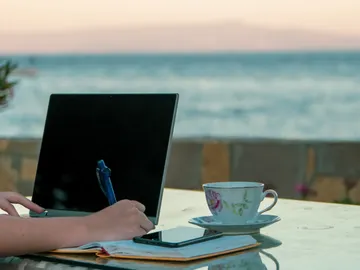 Teletrabajar este verano: desde tu pueblo o la playa Teletrabajar este verano: desde tu pueblo o la playa