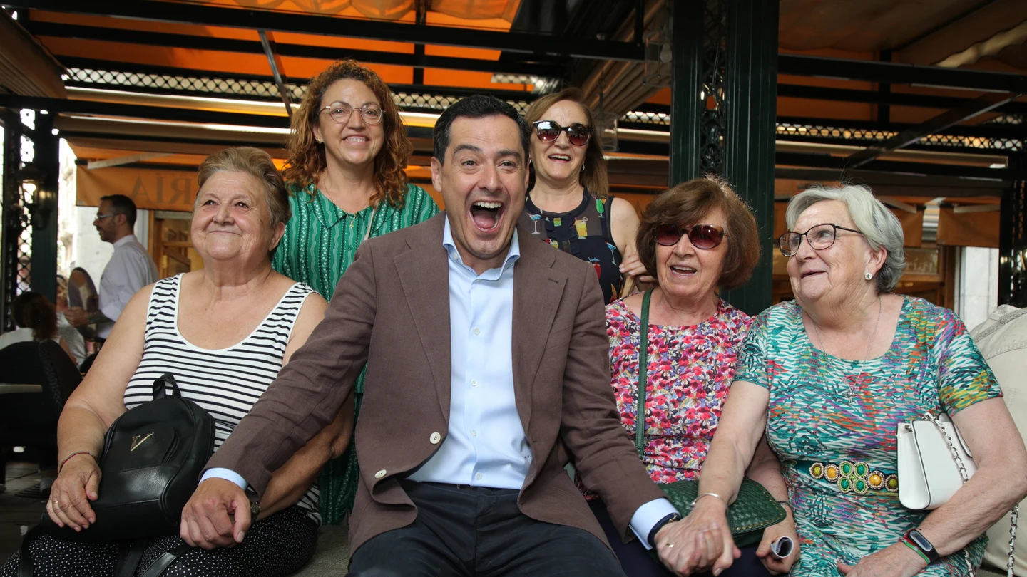 El candidato del PP a la reelección en la Junta, Juanma Moreno, bromea con un grupo de mujeres durante un paseo realizado hoy miércoles por Granada cuando se celebran las fiestas del Corpus. El candidato del PP a la reelección en la Junta, Juanma Moreno, bromea con un grupo de mujeres durante un paseo realizado hoy miércoles por Granada cuando se celebran las fiestas del Corpus.