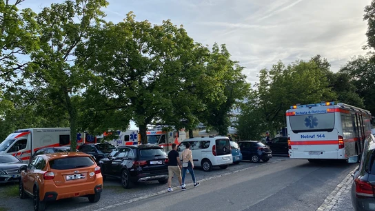 Al menos 25 heridos en una fiesta en Suiza donde los invitados caminaron sobre brasas incandescentes Al menos 25 heridos en una fiesta en Suiza donde los invitados caminaron sobre brasas incandescentes