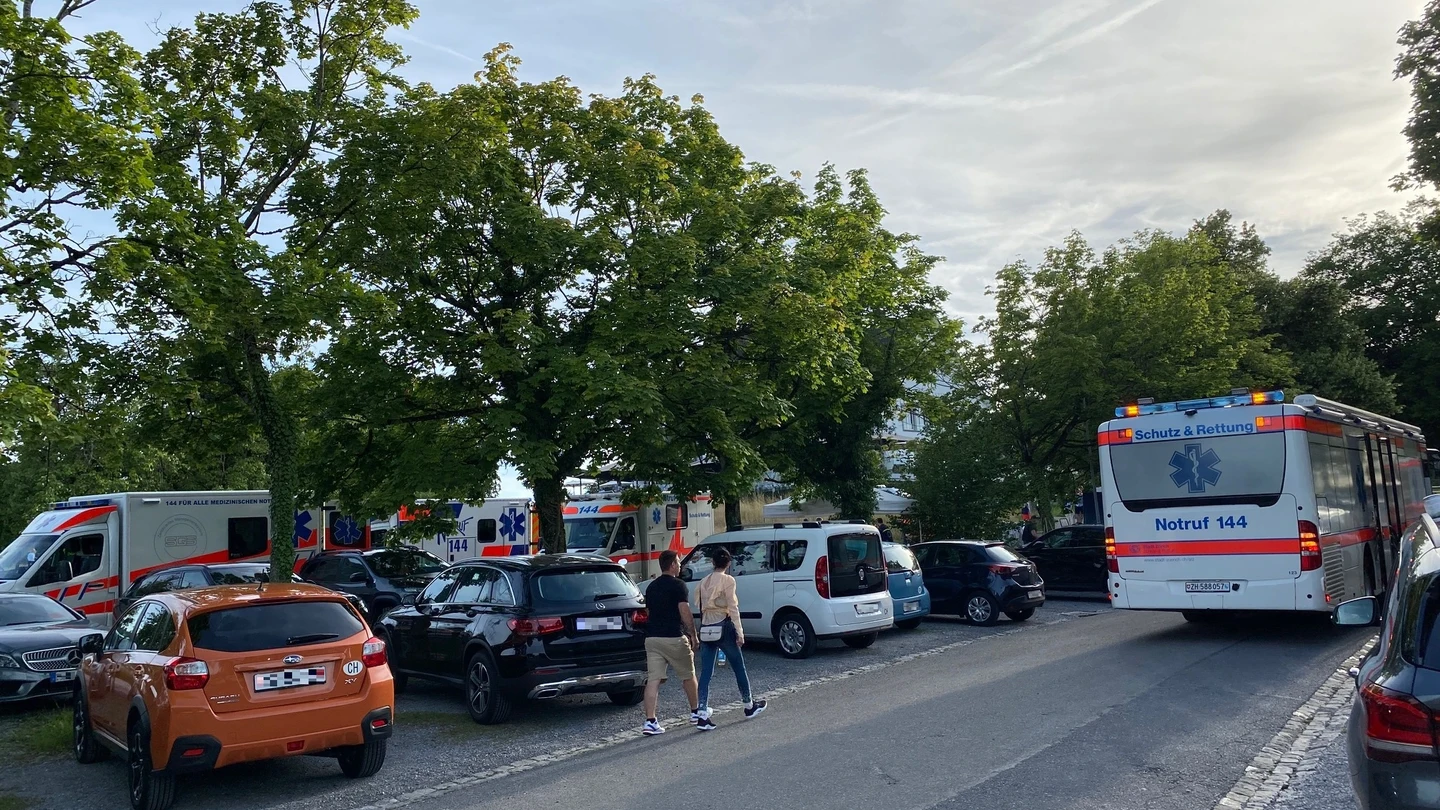 Al menos 25 heridos en una fiesta en Suiza donde los invitados caminaron sobre brasas incandescentes Al menos 25 heridos en una fiesta en Suiza donde los invitados caminaron sobre brasas incandescentes