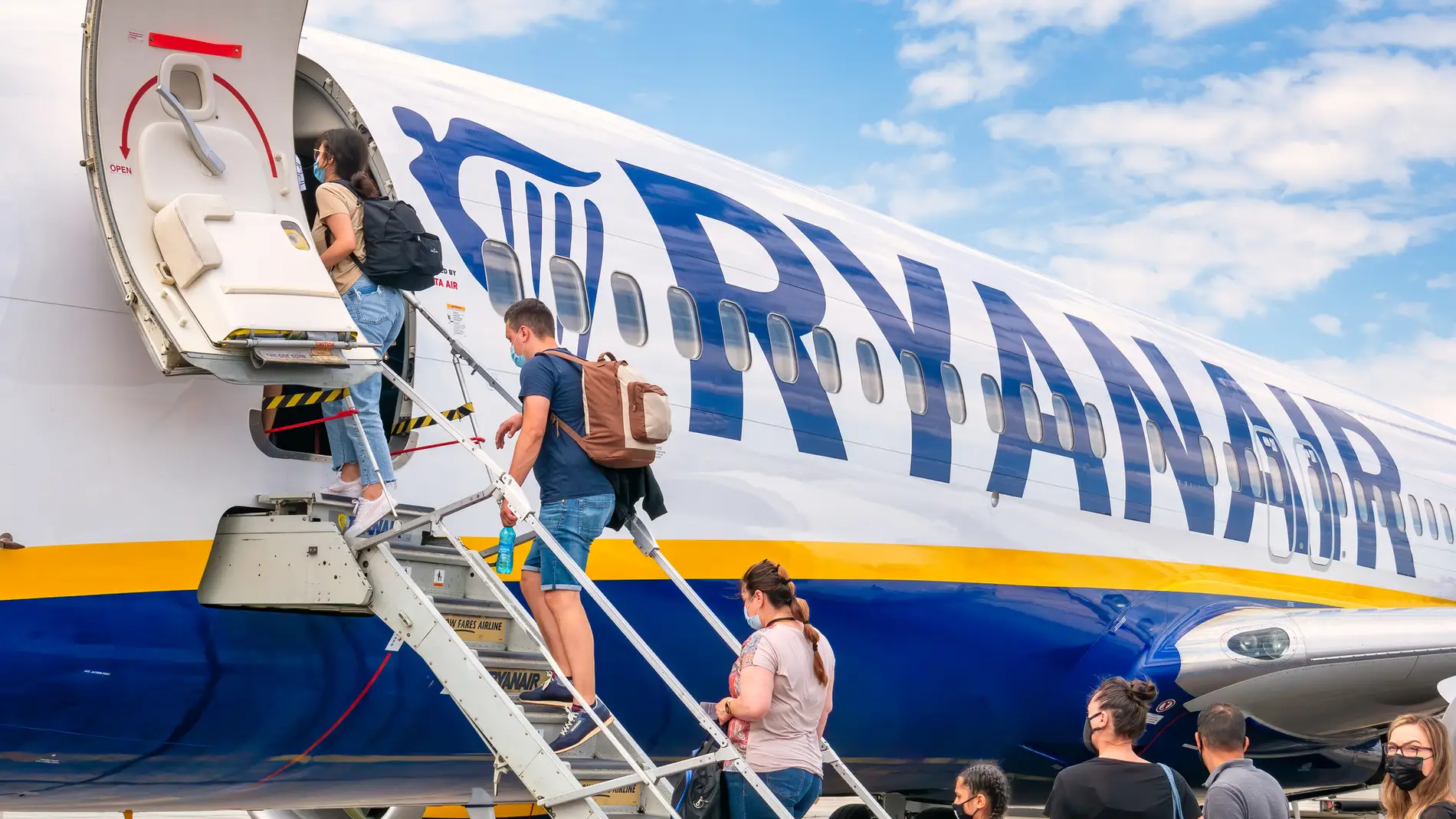 Ryanair obliga a pasajeros a facturar las ensaimadas mallorquinas por 45 euros cada
