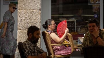 Una mujer se abanica en plena ola de calor en Mérida