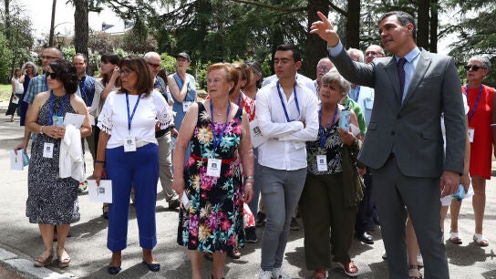 El presidente del Gobierno Pedro S&aacute;nchez, acompa&ntilde;a a los participantes del programa Moncloa Abierta en su recorrido por el Complejo de La Moncloa este jueves.