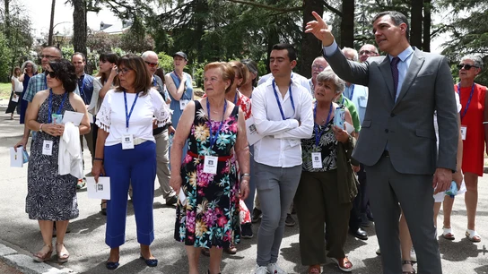 El presidente del Gobierno Pedro Sánchez, acompaña a los participantes del programa Moncloa Abierta en su recorrido por el Complejo de La Moncloa este jueves. El presidente del Gobierno Pedro Sánchez, acompaña a los participantes del programa Moncloa Abierta en su recorrido por el Complejo de La Moncloa este jueves.