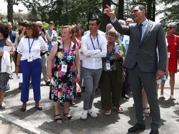 El presidente del Gobierno Pedro Sánchez, acompaña a los participantes del programa Moncloa Abierta en su recorrido por el Complejo de La Moncloa este jueves.