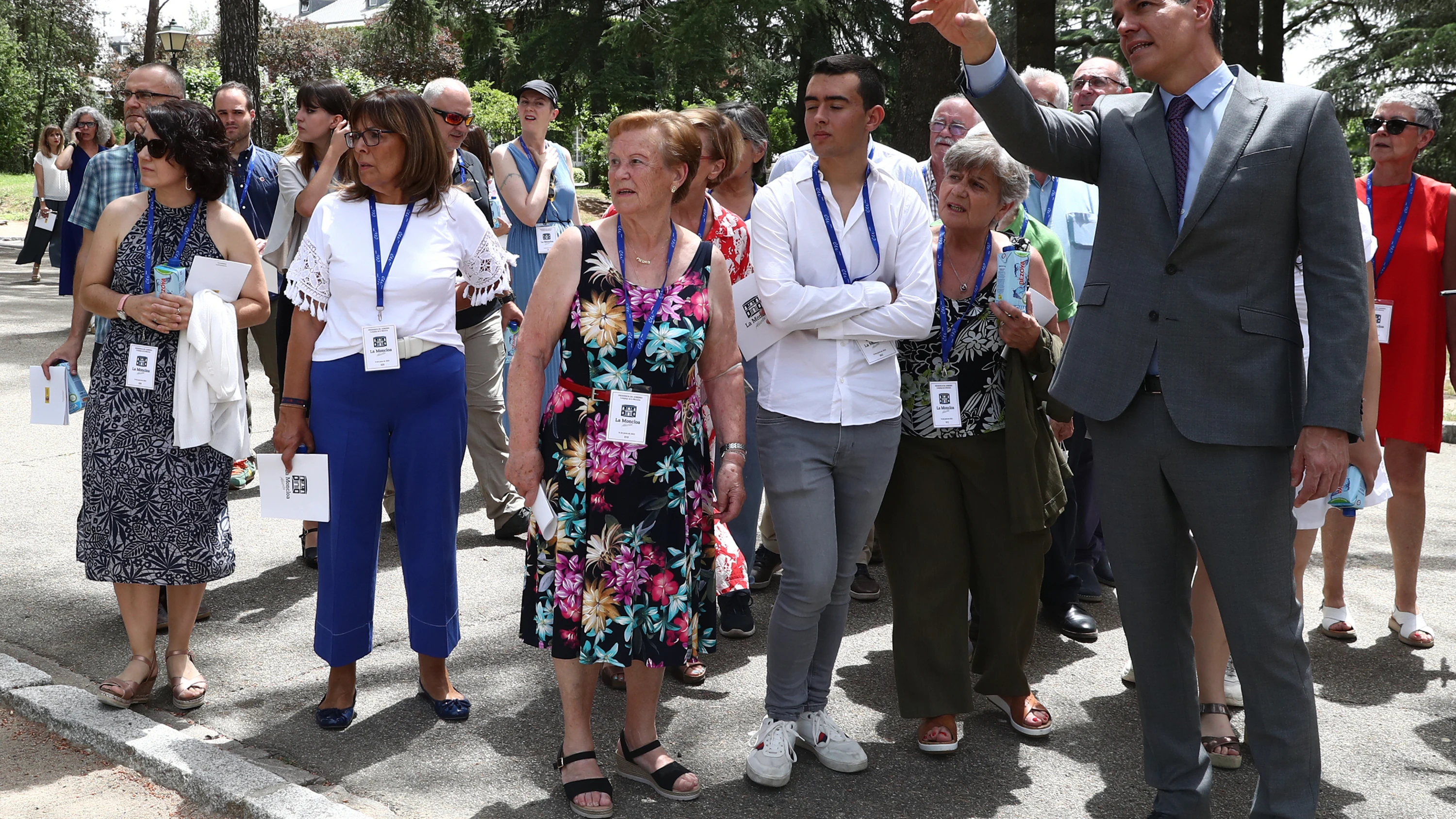 El presidente del Gobierno Pedro Sánchez, acompaña a los participantes del programa Moncloa Abierta en su recorrido por el Complejo de La Moncloa este jueves. El presidente del Gobierno Pedro Sánchez, acompaña a los participantes del programa Moncloa Abierta en su recorrido por el Complejo de La Moncloa este jueves.
