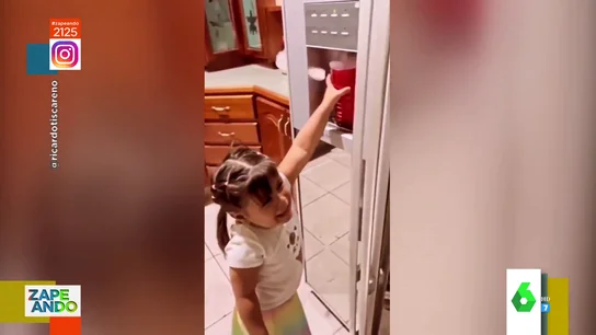 El angustioso momento que vive una niña al no saber parar un dispensador de hielos El angustioso momento que vive una niña al no saber parar un dispensador de hielos