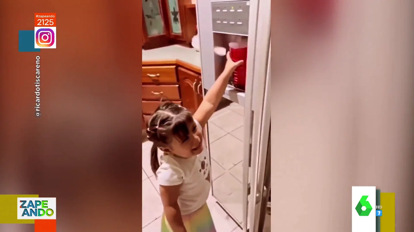 El angustioso momento que vive una niña al no saber parar un dispensador de hielos El angustioso momento que vive una niña al no saber parar un dispensador de hielos