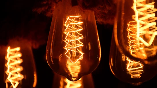 Imagen de archivo de bombillas encendidas Imagen de archivo de bombillas encendidas