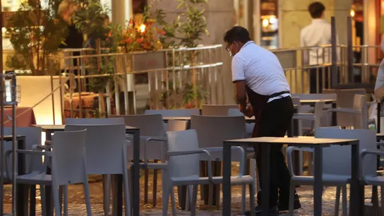 Imagen de archivo de un camarero. Un juez investiga al dueño de 100 Montaditos, TGB y La Sureña por estafa