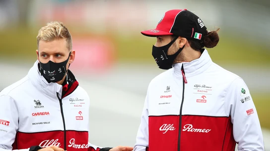 Mick Schumacher y Antonio Giovinazzi Mick Schumacher y Antonio Giovinazzi
