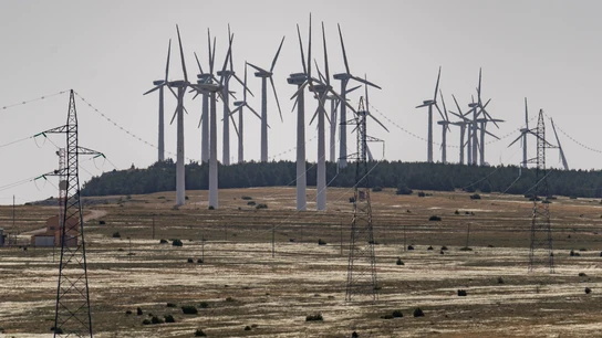 Un impuesto a las eléctricas: el Gobierno estudia cómo implantarlo ante la gran subida de los precios Un impuesto a las eléctricas: el Gobierno estudia cómo implantarlo ante la gran subida de los precios