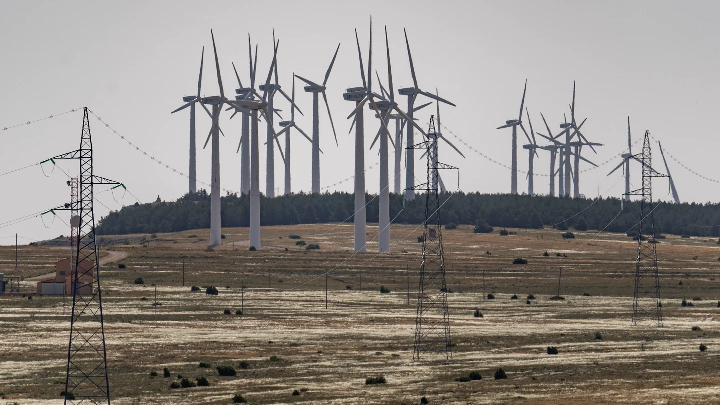 Un impuesto a las eléctricas: el Gobierno estudia cómo implantarlo ante la gran subida de los precios Un impuesto a las eléctricas: el Gobierno estudia cómo implantarlo ante la gran subida de los precios