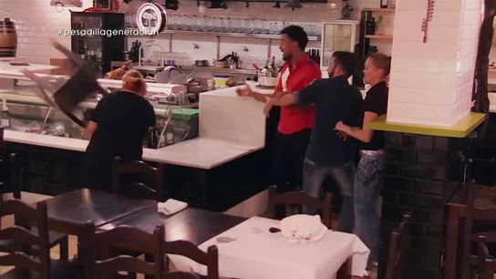 Estefanía, la chef más surrealista de Pesadilla en la cocina: de romper cristales enfadada a despistarse con una cucaracha Estefanía, la chef más surrealista de Pesadilla en la cocina: de romper cristales enfadada a despistarse con una cucaracha