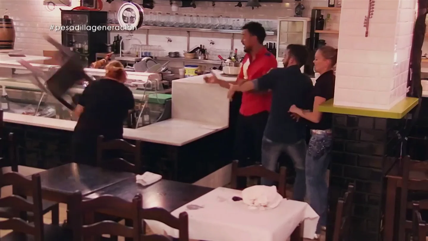 Estefanía, la chef más surrealista de Pesadilla en la cocina: de romper cristales enfadada a despistarse con una cucaracha Estefanía, la chef más surrealista de Pesadilla en la cocina: de romper cristales enfadada a despistarse con una cucaracha