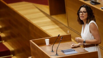 La diputada de Compromís, Aitana Mas, interviene durante un debate sobre el modelo de financiación autonómica, en las Corts de Valencia, a 3 de junio de 2022, en Valencia
