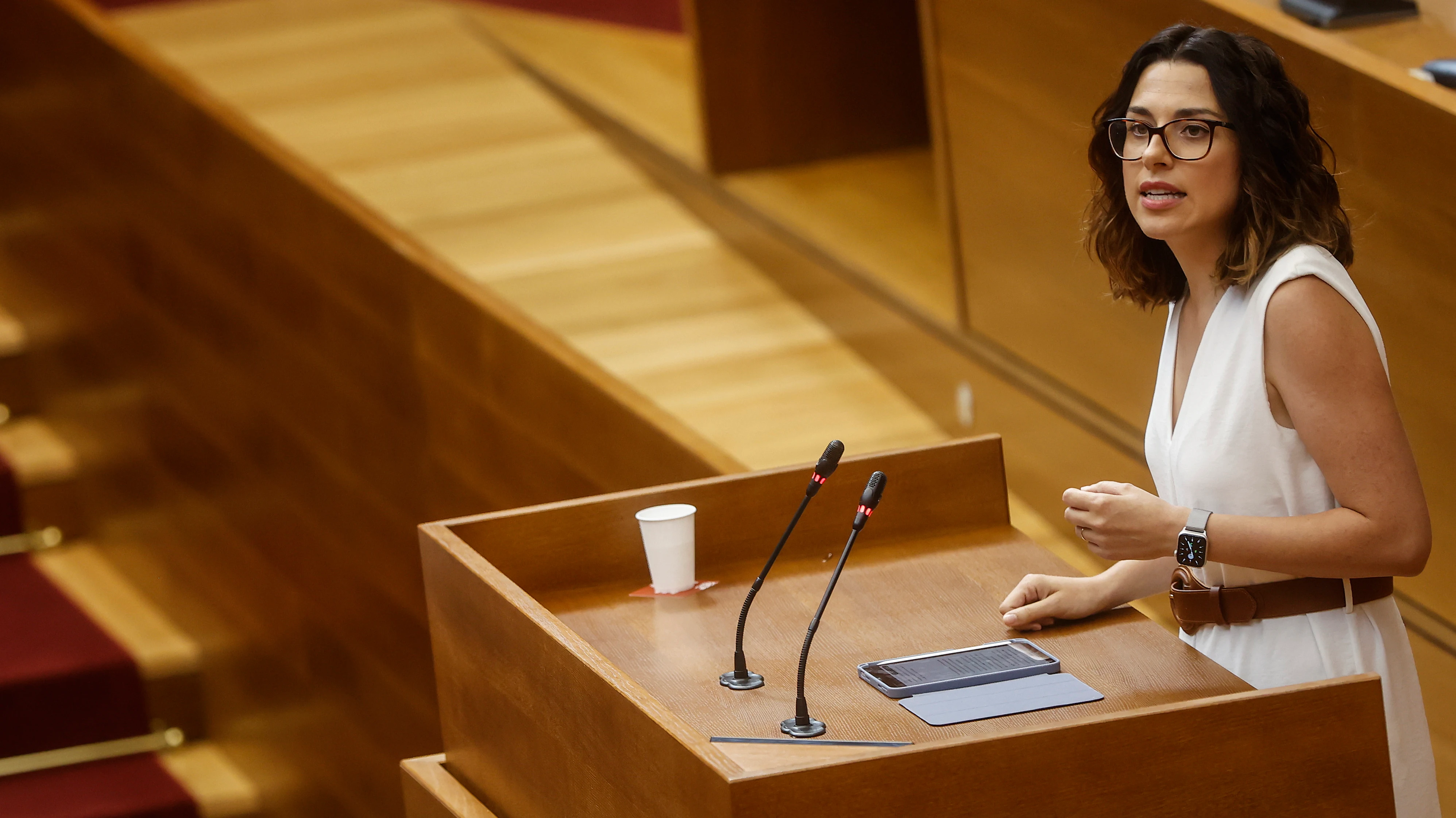 La diputada de Compromís, Aitana Mas, interviene durante un debate sobre el modelo de financiación autonómica, en las Corts de Valencia, a 3 de junio de 2022, en Valencia