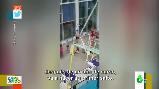 Un padre graba a una chica en bañador en vez de a su hijo Un padre graba a una chica en bañador en vez de a su hijo
