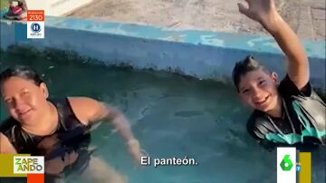 El vídeo viral de una familia bañándose en una piscina del cementerio