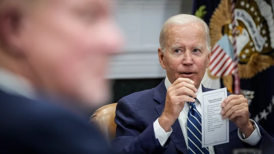 Joe Biden muestra por error su 'chuleta' de instrucciones para un acto Joe Biden muestra por error su 'chuleta' de instrucciones para un acto