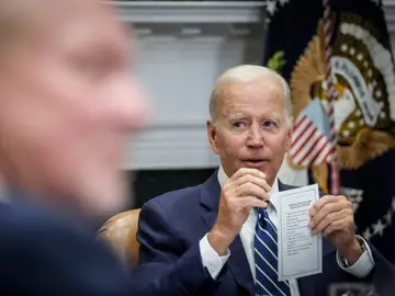 Joe Biden muestra por error su &#39;chuleta&#39; de instrucciones para un acto
