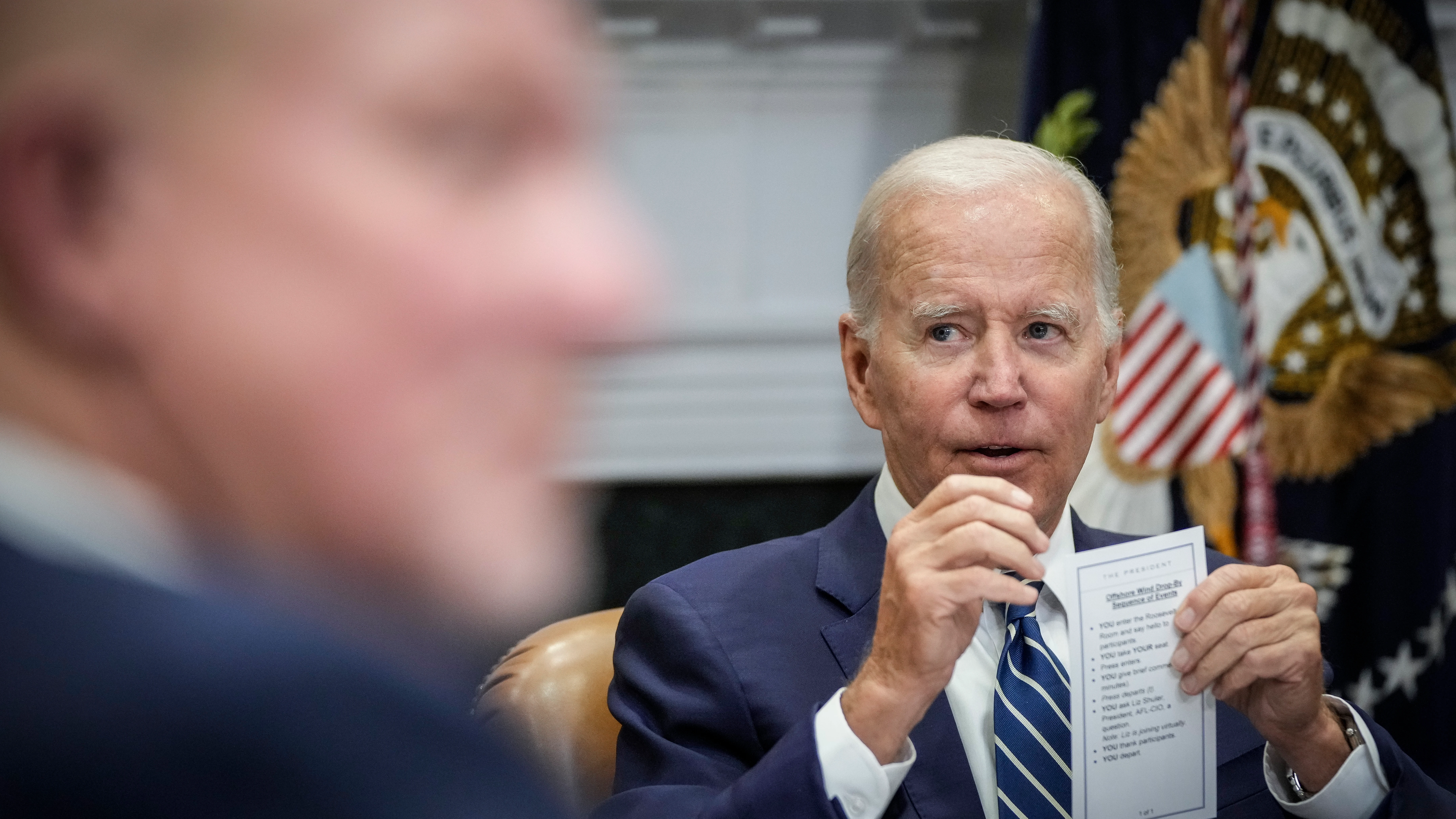 Joe Biden muestra por error su 'chuleta' de instrucciones para un acto
