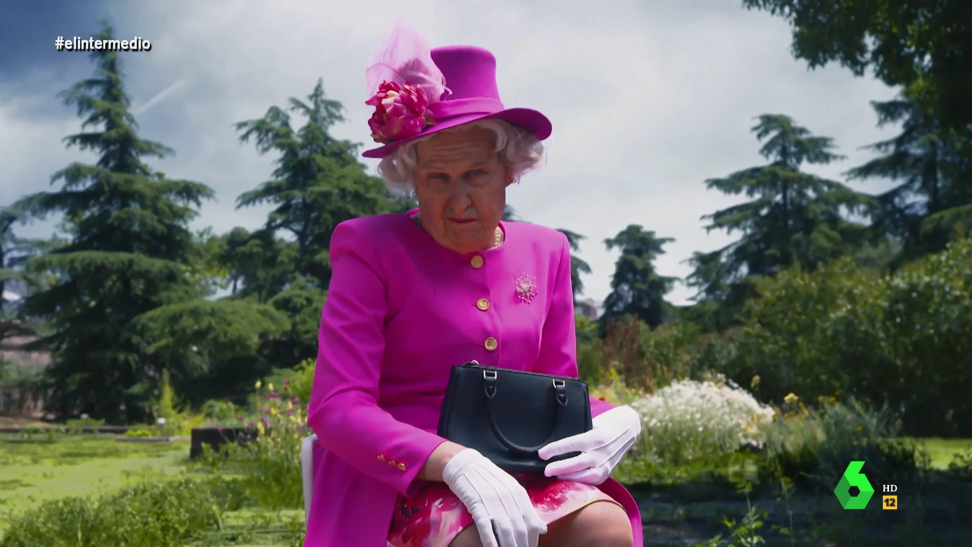 Joaquín Reyes imita a la reina Isabel: "70 años reinando, así tengo yo las cervicales de llevar 'the crown'"