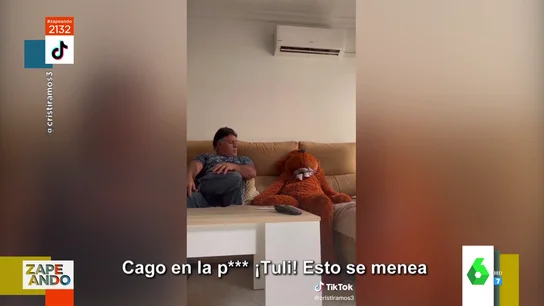 El susto viral de una chica a su suegro con un oso de peluche El susto viral de una chica a su suegro con un oso de peluche