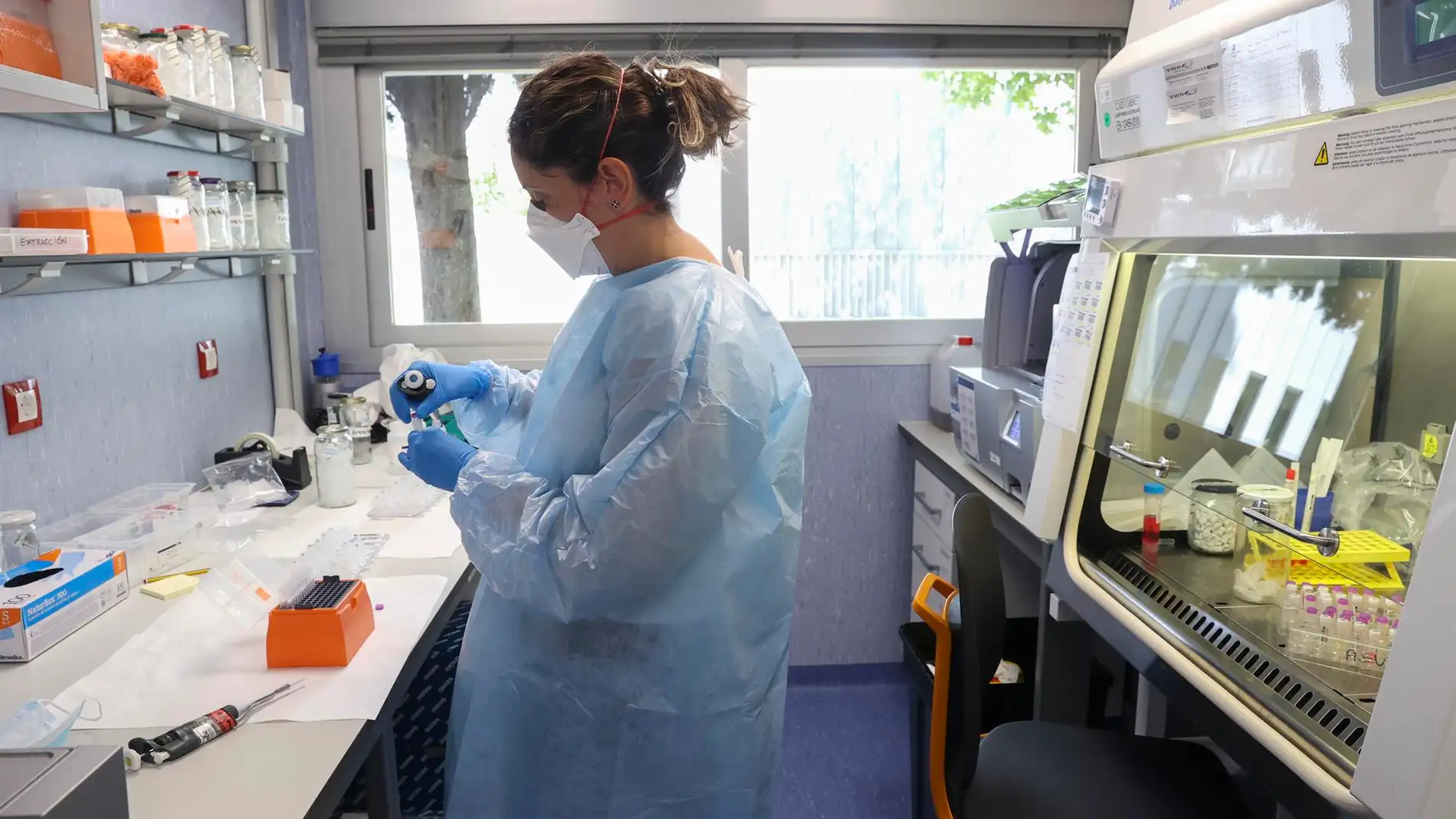 investigadora en el laboratorio