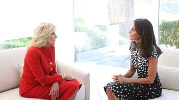 Jill Biden y la reina Letizia conversan en Madrid