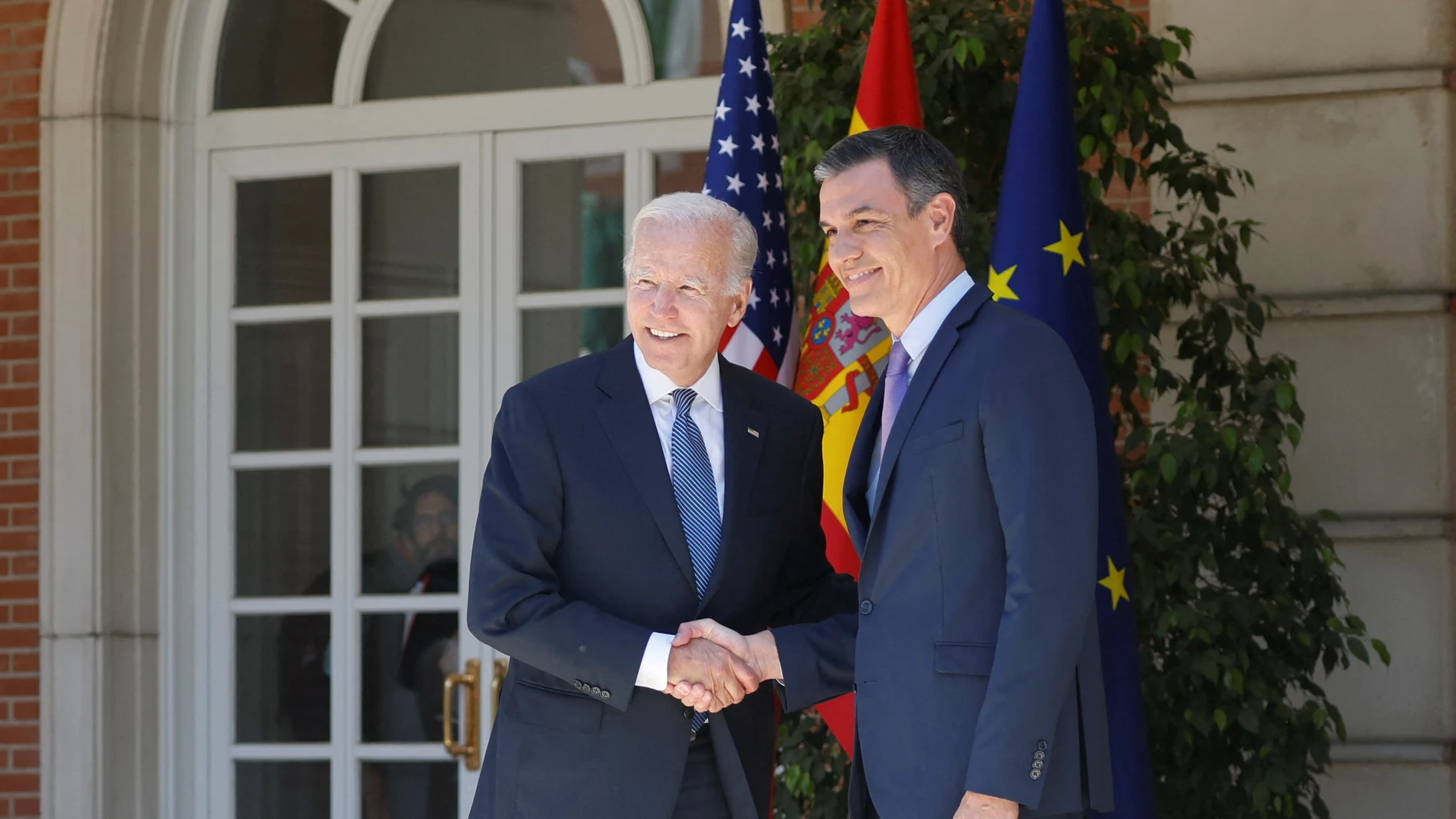 Joe Biden y Pedro Sánchez se saludan en el Palacio de la Moncloa