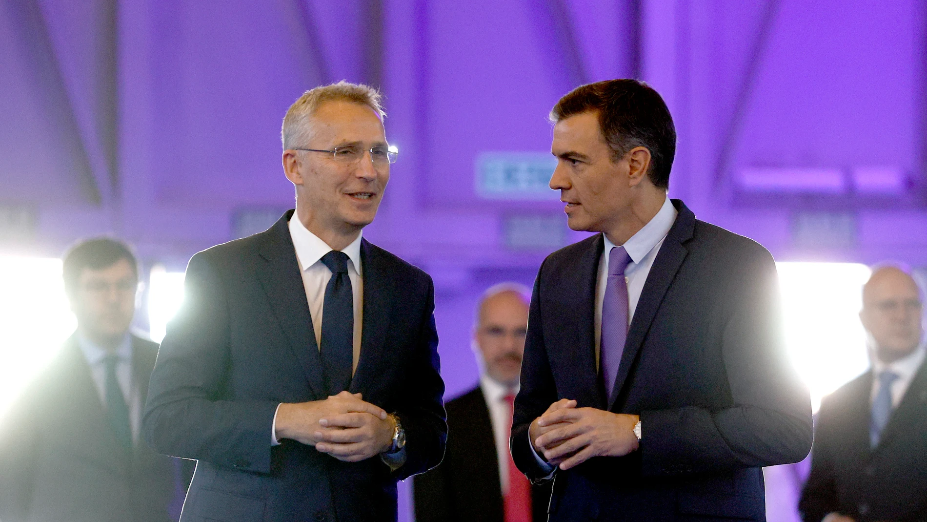 Jens Stoltenberg y Pedro Sánchez dialogan en IFEMA durante la cumbre de la OTAN