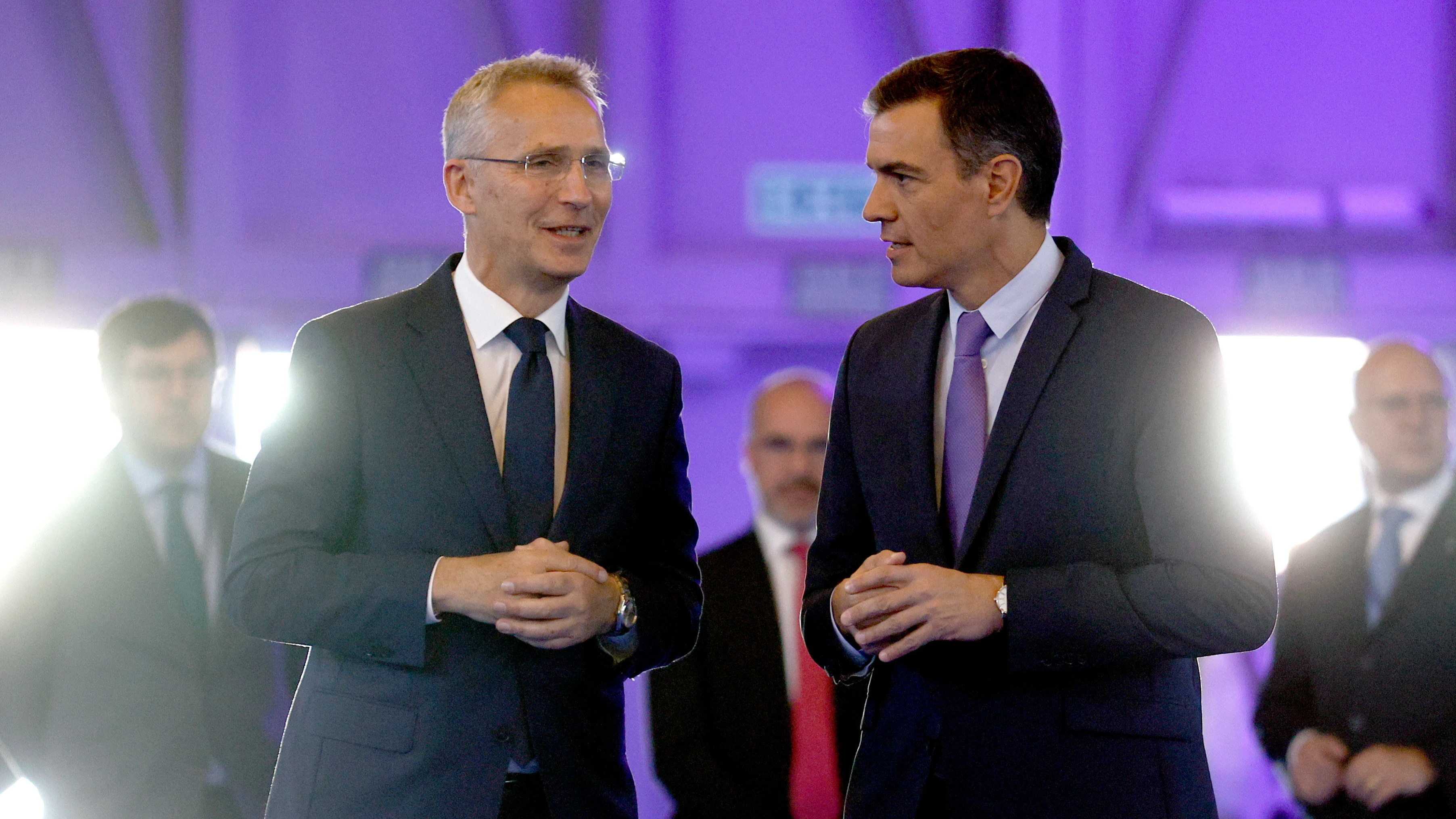 Jens Stoltenberg y Pedro Sánchez dialogan en IFEMA durante la cumbre de la OTAN